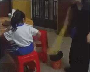 深圳父母虐待女童事件邻居曝光监控视频：持续一个多月 很恐怖
