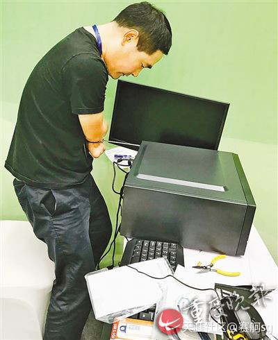 小伙10岁时失去双手 如今开电脑维修店靠"手"吃饭(转载)